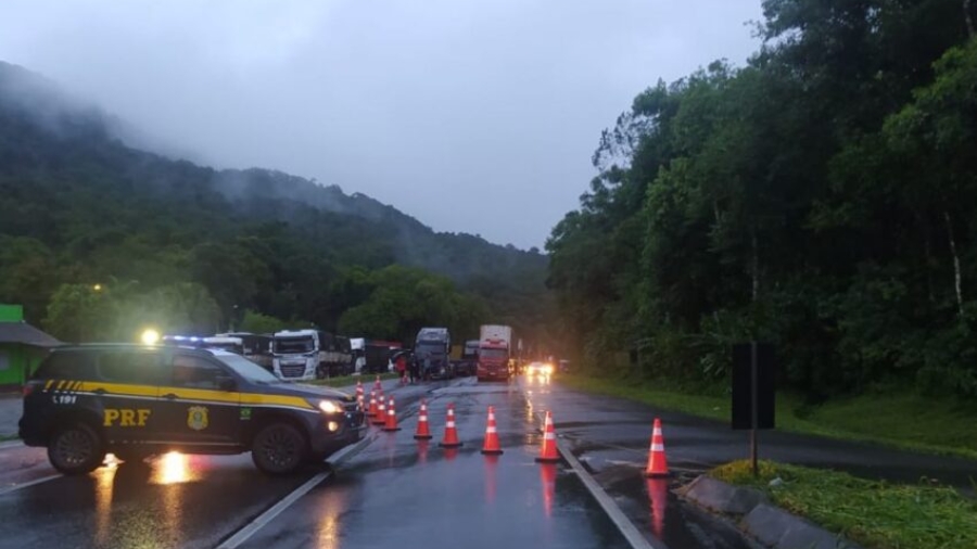 br-277-bloqueio-deslizamento-chuva-temporal-queda-de-barreira-serra-do-mar-litora-parana-prf-policia-rodoviaria-federal-850x560