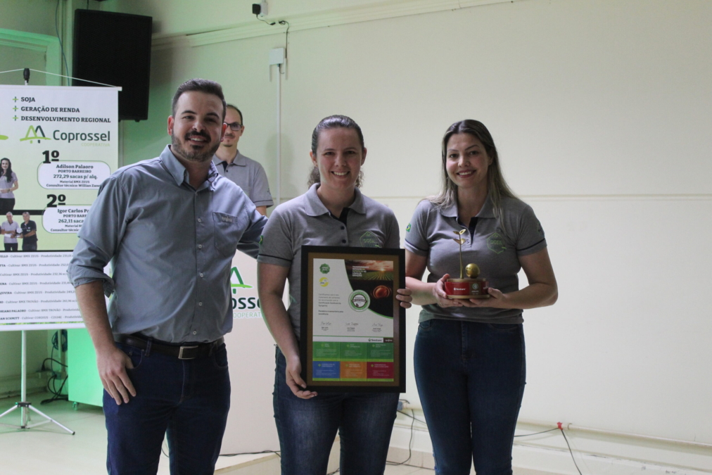 As Engenheiras Agrônomas da Coprossel (Sementes) Gabriela Wrublak (ao centro) e Mailis Grosselli recebendo a premiação do agrônomo Henrique Scopel (Syngenta