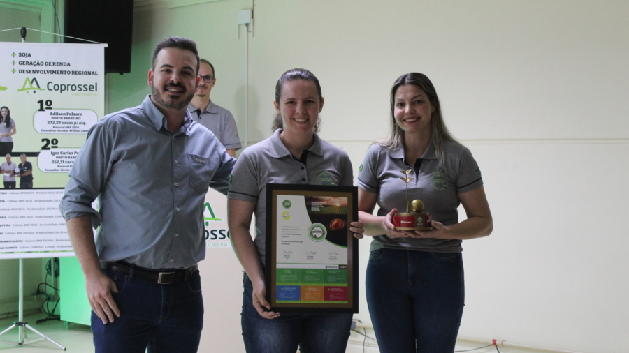 As Engenheiras Agrônomas da Coprossel (Sementes) Gabriela Wrublak (ao centro) e Mailis Grosselli recebendo a premiação do agrônomo Henrique Scopel (Syngenta